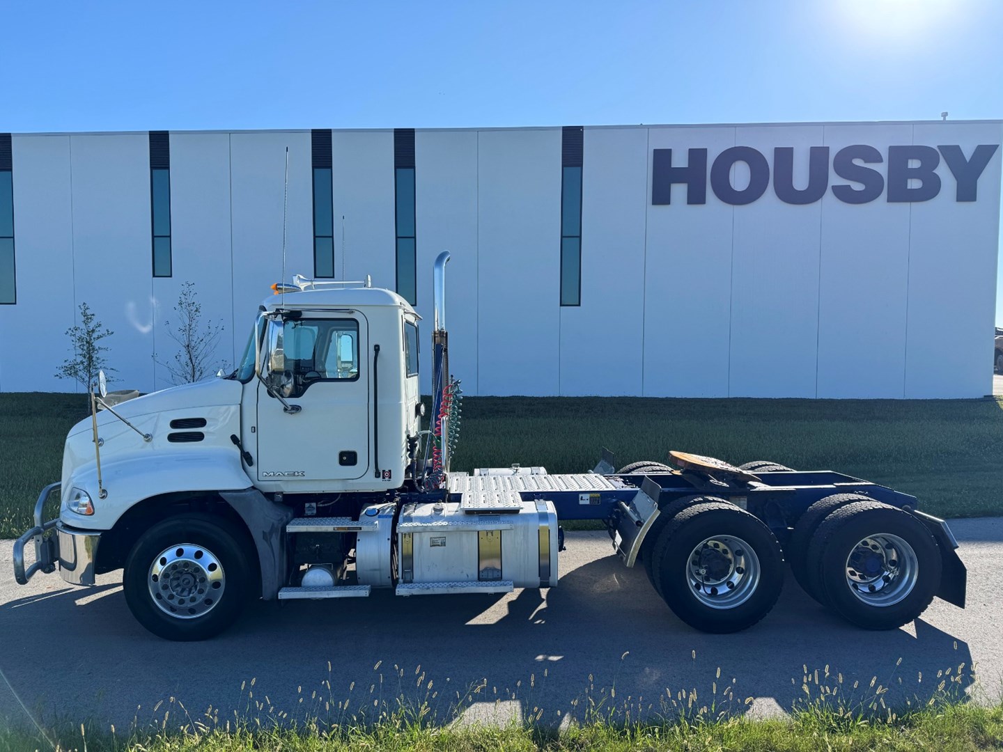 2016 Mack Day Cab - image 3